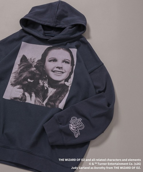 PBLIM（ページボーイリム）の「《UNISEX》カラーフォトパーカー【PBLIM/オズの魔法使】（パーカー・レディース・グレー/ネイビー・MEDIUM/LARGE）」の2枚目の写真