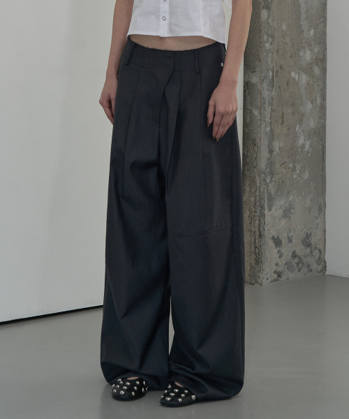 ZIZEMUSEUM(ジゼミュージアム)の「WAIST DETAIL TWO-TUCK WIDE SLACKS (GRAY)(スラックス・レディース・その他・SMALL/MEDIUM/LARGE)」の1枚目の写真