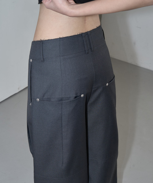 ZIZEMUSEUM(ジゼミュージアム)の「WAIST DETAIL TWO-TUCK WIDE SLACKS (GRAY)(スラックス・レディース・その他・SMALL/MEDIUM/LARGE)」の2枚目の写真