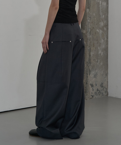 ZIZEMUSEUM(ジゼミュージアム)の「WAIST DETAIL TWO-TUCK WIDE SLACKS (GRAY)(スラックス・レディース・その他・SMALL/MEDIUM/LARGE)」の4枚目の写真