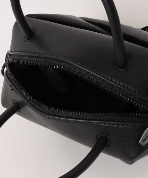CHARLES & KEITH(チャールズ & キース)の「Midoriミドリジオメトリックボウリングバッグ(トートバッグ・レディース・チョコ/ダークブラック・S)」の11枚目の写真