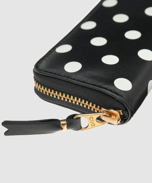 Wallet COMME des GARCONS（ウォレットコム デギャルソン）の「【DOTS PRINTED】LARGE COIN CASE（コインケース・メンズ・ブラック/レッド・ONE SIZE）」の4枚目の写真