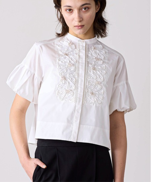 Marilyn Moon(マリリンムーン)の「balloon sleeve code embroidery pearl blouse(シャツ/ブラウス・レディース・ホワイト/ネイビー/ライトベージュ・FREE)」の1枚目の写真