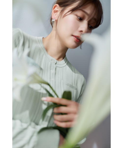 Her lip to(ハーリップトゥー)の「Eyelet Knit Cardigan(カーディガン/ボレロ・レディース・ミント/オフホワイト/ネイビー/サックスブルー/イエロー・FREE)」の7枚目の写真