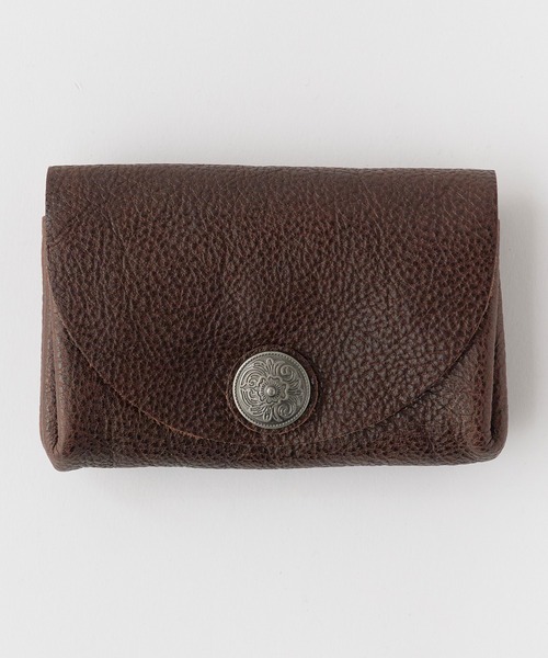 ROOPTOKYO(ループトウキョウ)の「OKUOKU 0909/オクオク アンティーク調コンチョ付き 本革 ミニウォレット 2026年春夏(財布・メンズ・グリーン/ブラウン系その他/ネイビー/ブラウン/ブラック/ダークブラウン・ONE SIZE)」の2枚目の写真