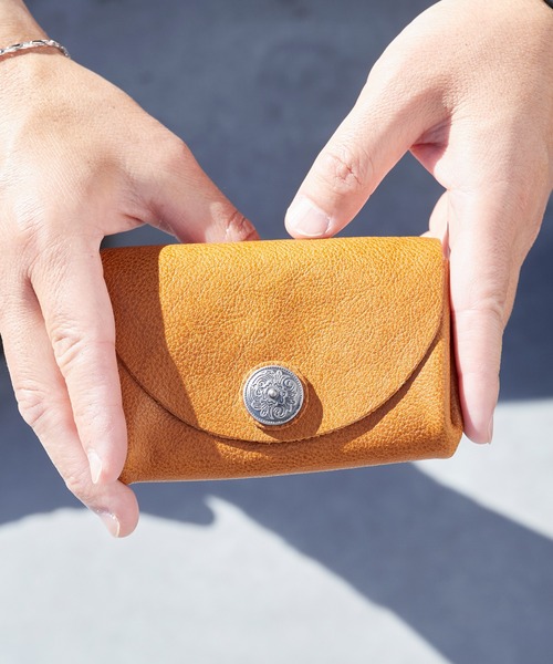 ROOPTOKYO(ループトウキョウ)の「OKUOKU 0909/オクオク アンティーク調コンチョ付き 本革 ミニウォレット 2026年春夏(財布・メンズ・グリーン/ブラウン系その他/ネイビー/ブラウン/ブラック/ダークブラウン・ONE SIZE)」の4枚目の写真