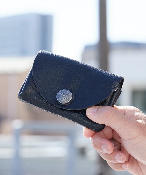 ROOPTOKYO(ループトウキョウ)の「OKUOKU 0909/オクオク アンティーク調コンチョ付き 本革 ミニウォレット 2026年春夏(財布・メンズ・グリーン/ブラウン系その他/ネイビー/ブラウン/ブラック/ダークブラウン・ONE SIZE)」の6枚目の写真