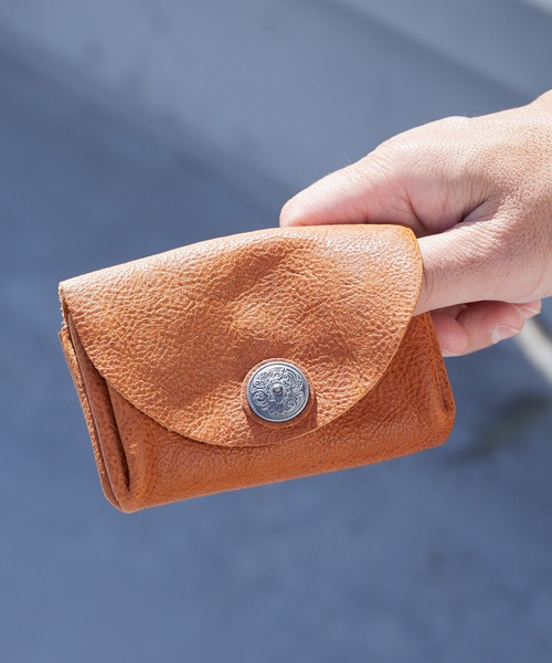 ROOPTOKYO(ループトウキョウ)の「OKUOKU 0909/オクオク アンティーク調コンチョ付き 本革 ミニウォレット 2026年春夏(財布・メンズ・グリーン/ブラウン系その他/ネイビー/ブラウン/ブラック/ダークブラウン・ONE SIZE)」の3枚目の写真