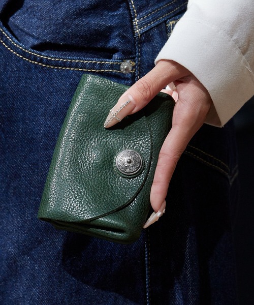 ROOPTOKYO(ループトウキョウ)の「OKUOKU 0909/オクオク アンティーク調コンチョ付き 本革 ミニウォレット 2026年春夏(財布・メンズ・グリーン/ブラウン系その他/ネイビー/ブラウン/ブラック/ダークブラウン・ONE SIZE)」の5枚目の写真