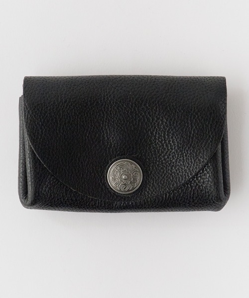 ROOPTOKYO(ループトウキョウ)の「OKUOKU 0909/オクオク アンティーク調コンチョ付き 本革 ミニウォレット 2026年春夏(財布・メンズ・グリーン/ブラウン系その他/ネイビー/ブラウン/ブラック/ダークブラウン・ONE SIZE)」の1枚目の写真