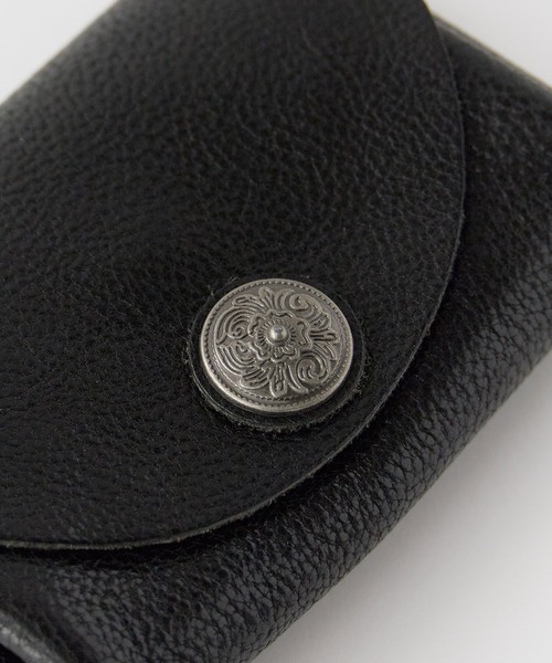 ROOPTOKYO(ループトウキョウ)の「OKUOKU 0909/オクオク アンティーク調コンチョ付き 本革 ミニウォレット 2026年春夏(財布・メンズ・グリーン/ブラウン系その他/ネイビー/ブラウン/ブラック/ダークブラウン・ONE SIZE)」の8枚目の写真