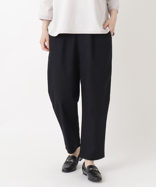 one'sterrace(ワンズテラス)の「タックテーパードパンツ(その他パンツ・レディース・ブラック系8/ベージュ系8・02)」の1枚目の写真