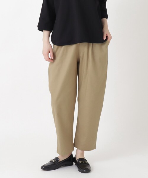 one'sterrace(ワンズテラス)の「タックテーパードパンツ(その他パンツ・レディース・ブラック系8/ベージュ系8・02)」の2枚目の写真