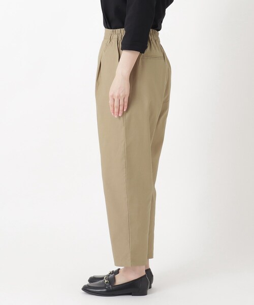 one'sterrace(ワンズテラス)の「タックテーパードパンツ(その他パンツ・レディース・ブラック系8/ベージュ系8・02)」の4枚目の写真