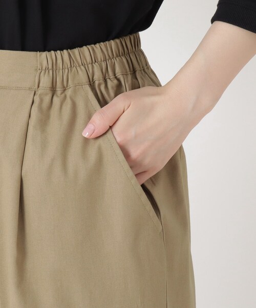 one'sterrace(ワンズテラス)の「タックテーパードパンツ(その他パンツ・レディース・ブラック系8/ベージュ系8・02)」の7枚目の写真