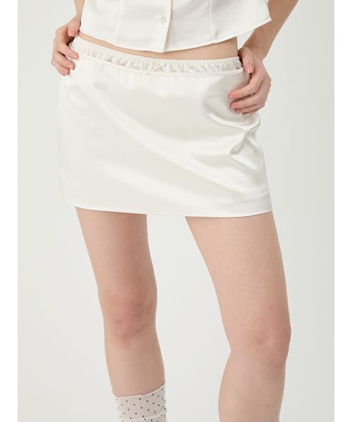 LILY BROWN(リリーブラウン)の「サテンミニスカショートパンツ(その他パンツ・レディース・チャコールグレー/アイボリー/ライトブルー・0/1)」の2枚目の写真