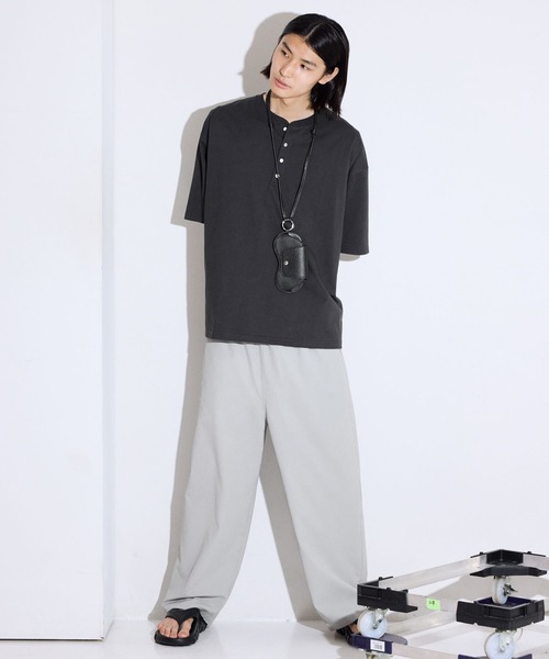 LAKOLE(ラコレ)の「<接触冷感>メタルボタンヘンリーTシャツ / 667766(Tシャツ/カットソー・メンズ・グリーン/ホワイト/ブラック/レッド/ライトグレー・LARGE/MEDIUM)」の2枚目の写真