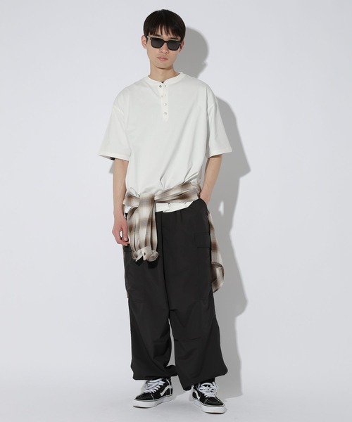 LAKOLE(ラコレ)の「<接触冷感>メタルボタンヘンリーTシャツ / 667766(Tシャツ/カットソー・メンズ・グリーン/ホワイト/ブラック/レッド/ライトグレー・LARGE/MEDIUM)」の6枚目の写真