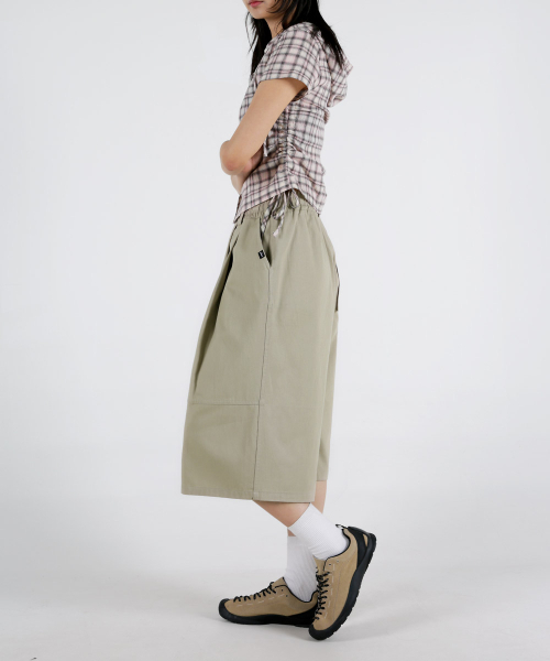UMM(ウム)の「レディース 切り替えライン コットン7部 バミューダバンディングパンツ 3COLOR(その他パンツ・レディース・ベージュ/ホワイト/カーキ・F)」の5枚目の写真