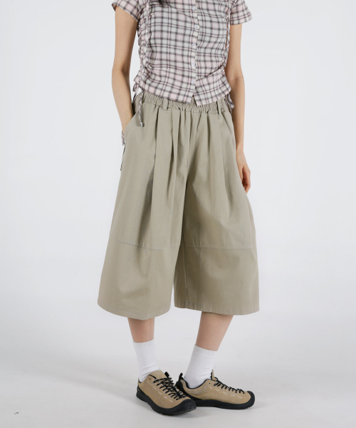 UMM(ウム)の「レディース 切り替えライン コットン7部 バミューダバンディングパンツ 3COLOR(その他パンツ・レディース・ベージュ/ホワイト/カーキ・F)」の7枚目の写真