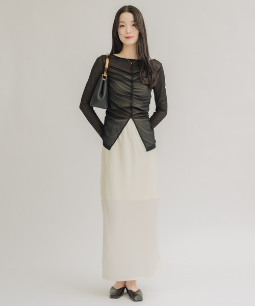 NEUNA(ヌナ)の「【着るだけで細見えが叶う!】シャーリングシアートップス(Tシャツ/カットソー・レディース・アイボリー/ブラック/ブラウン・FREE)」の4枚目の写真