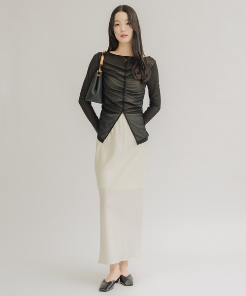 NEUNA(ヌナ)の「【着るだけで細見えが叶う!】シャーリングシアートップス(Tシャツ/カットソー・レディース・アイボリー/ブラック/ブラウン・FREE)」の5枚目の写真