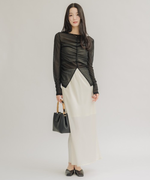 NEUNA(ヌナ)の「【着るだけで細見えが叶う!】シャーリングシアートップス(Tシャツ/カットソー・レディース・アイボリー/ブラック/ブラウン・FREE)」の6枚目の写真