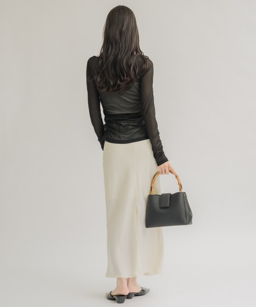 NEUNA(ヌナ)の「【着るだけで細見えが叶う!】シャーリングシアートップス(Tシャツ/カットソー・レディース・アイボリー/ブラック/ブラウン・FREE)」の9枚目の写真