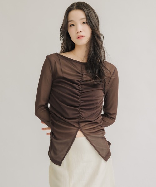 NEUNA(ヌナ)の「【着るだけで細見えが叶う!】シャーリングシアートップス(Tシャツ/カットソー・レディース・アイボリー/ブラック/ブラウン・FREE)」の12枚目の写真