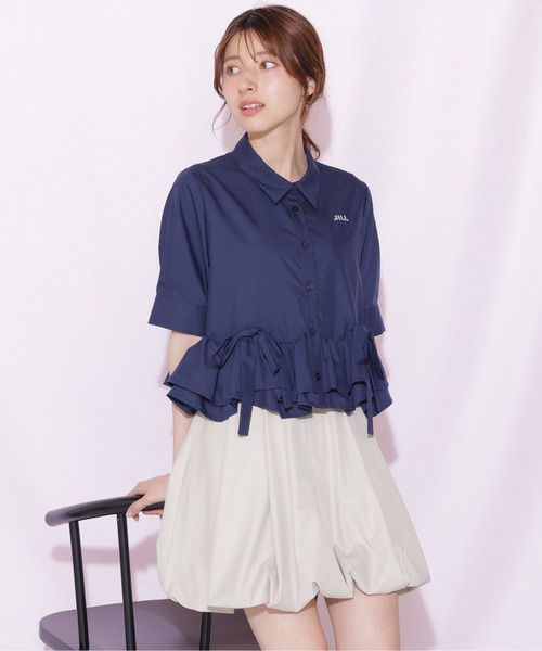 JILL by JILL STUART（ジルバイジルスチュアート）の「フリルヘムショートブラウス半袖（シャツ/ブラウス・レディース・ブルー/ホワイト/ネイビー・FREE）」の5枚目の写真