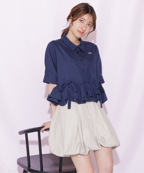 JILL by JILL STUART（ジルバイジルスチュアート）の「フリルヘムショートブラウス半袖（シャツ/ブラウス・レディース・ブルー/ホワイト/ネイビー・FREE）」の4枚目の写真