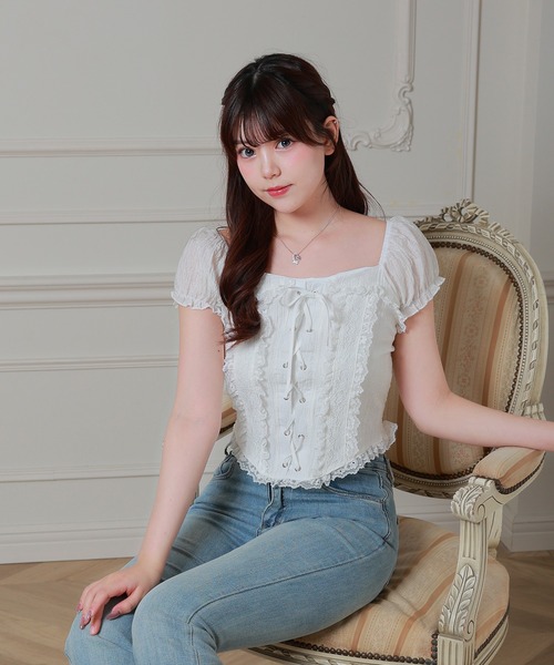 Anely(アネリー)の「Anely スクエアネック レースアップ パフスリーブ ブラウス(Tシャツ/カットソー・レディース・ホワイト/アイボリー/ピンク・FREE)」の11枚目の写真