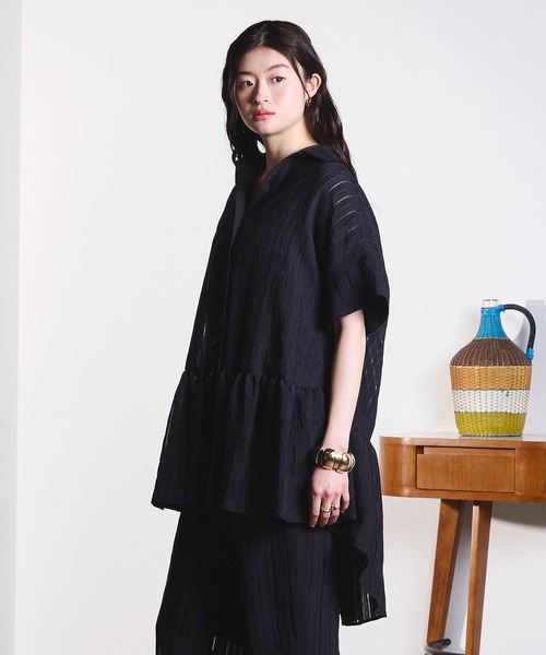 ROSE BUD(ローズバッド)の「(GENE HEAVENS)TIERED HEM S/S SHIRT(シャツ/ブラウス・レディース・ブラック/カーキ・ONE SIZE)」の3枚目の写真