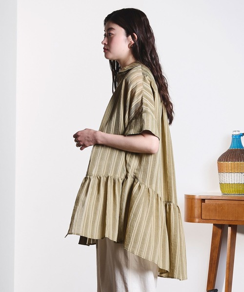 ROSE BUD(ローズバッド)の「(GENE HEAVENS)TIERED HEM S/S SHIRT(シャツ/ブラウス・レディース・ブラック/カーキ・ONE SIZE)」の8枚目の写真