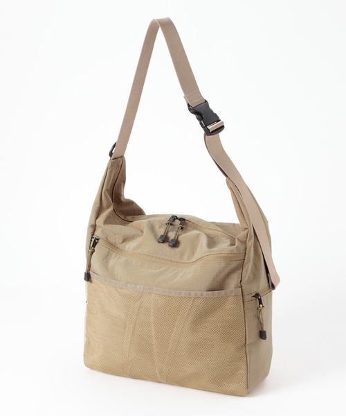 LOWRYS FARM(ローリーズファーム)の「マルチポケットショルダーBAG 1000269(ショルダーバッグ・レディース・ベージュ/ピンク/ブラック・FREE)」の2枚目の写真