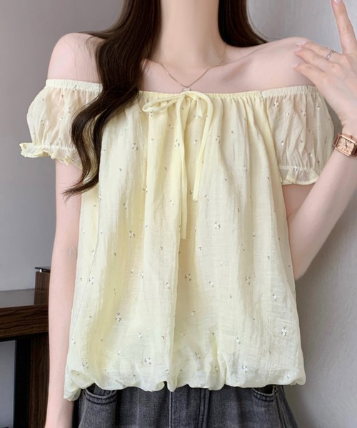 AMAJI（アマジ）の「スクエアネック 総柄フラワー リボンタイ フリル クロップドブラウス（シャツ/ブラウス・レディース・ベージュ/ライトブルー/イエロー・FREE）」の4枚目の写真