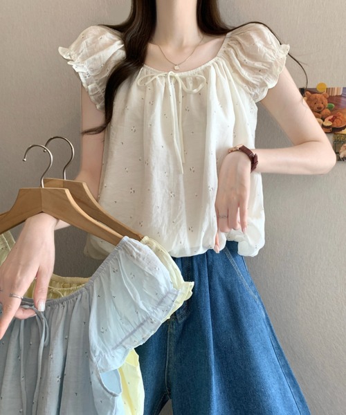 AMAJI（アマジ）の「スクエアネック 総柄フラワー リボンタイ フリル クロップドブラウス（シャツ/ブラウス・レディース・ベージュ/ライトブルー/イエロー・FREE）」の5枚目の写真