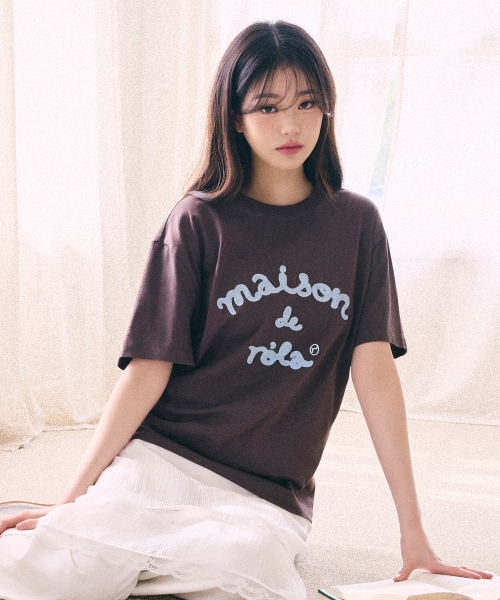 ROLAROLA(ロラロラ)の「メゾン・ド・ローラ 刺繍 ルーズフィット Tシャツ ブラウン(Tシャツ/カットソー・レディース・ブラウン・FREE)」の1枚目の写真