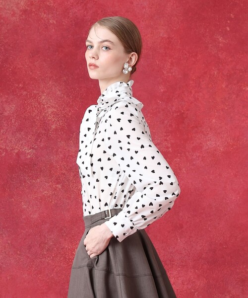 LOULOU WILLOUGHBY（ルルウィルビー）の「デシンハートフリルボウタイブラウス（シャツ/ブラウス・レディース・ピンクベージュ/ブラック/ネイビー/オフホワイト・2）」の7枚目の写真
