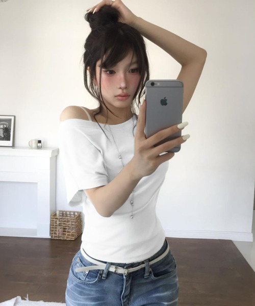 Girly Doll(ガーリードール)の「アシメオフショル半袖カットソー(Tシャツ/カットソー・レディース・ホワイト・FREE)」の2枚目の写真