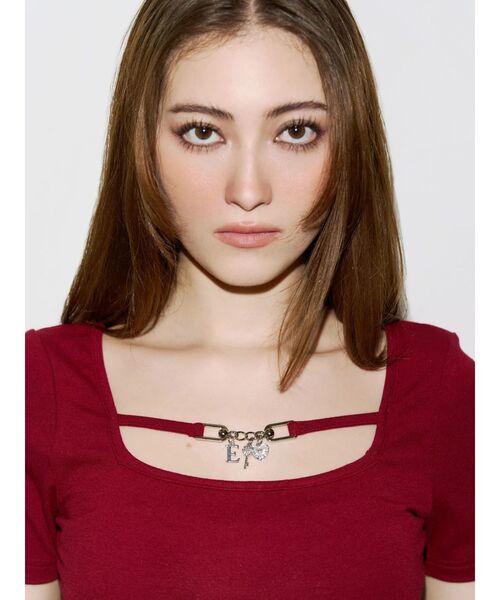EVRIS（エヴリス）の「チェーンモチーフストラップトップス（Tシャツ/カットソー・レディース・ブラック/レッド/ホワイト・FREE）」の4枚目の写真