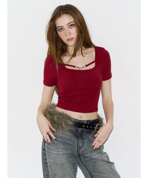 EVRIS（エヴリス）の「チェーンモチーフストラップトップス（Tシャツ/カットソー・レディース・ブラック/レッド/ホワイト・FREE）」の5枚目の写真
