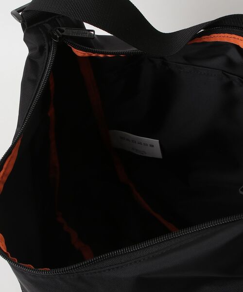 UNIVERSAL OVERALL（ユニバーサルオーバーオール）の「"07"≪UNIVERSAL OVERALL≫4ポケット/16L デイリー ショルダーバッグ（ショルダーバッグ・メンズ・ブラック・ONE SIZE）」の4枚目の写真