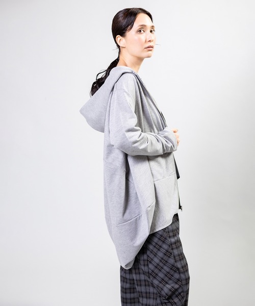 OSMOSIS(オズモーシス)の「コクーンフードパーカ(Tシャツ/カットソー・レディース・ダークグレー/グレー/ブラック・ONE SIZE)」の21枚目の写真