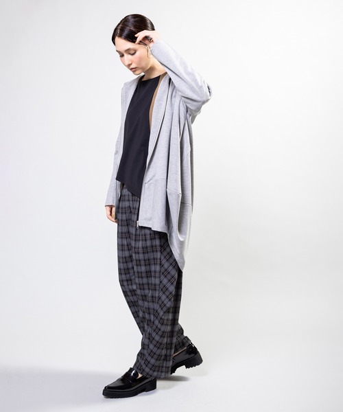 OSMOSIS(オズモーシス)の「コクーンフードパーカ(Tシャツ/カットソー・レディース・ダークグレー/グレー/ブラック・ONE SIZE)」の4枚目の写真