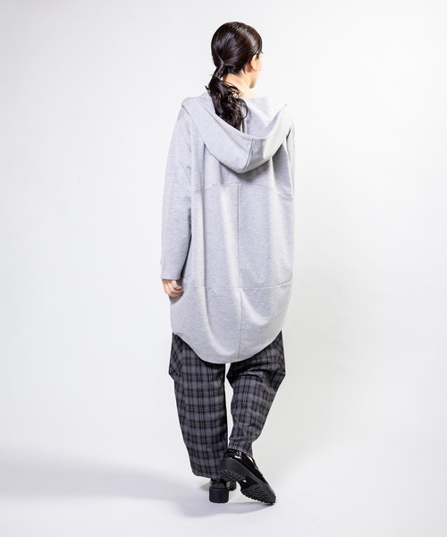 OSMOSIS(オズモーシス)の「コクーンフードパーカ(Tシャツ/カットソー・レディース・ダークグレー/グレー/ブラック・ONE SIZE)」の5枚目の写真