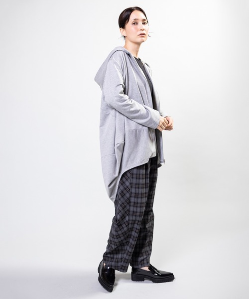 OSMOSIS(オズモーシス)の「コクーンフードパーカ(Tシャツ/カットソー・レディース・ダークグレー/グレー/ブラック・ONE SIZE)」の6枚目の写真
