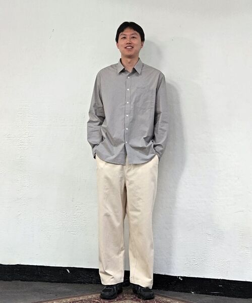 TY（ティワイ）の「コンフォートコットンソリッドシャツ, ストーングレー（シャツ/ブラウス・メンズ・グレー・MEDIUM/LARGE/X-LARGE）」の3枚目の写真