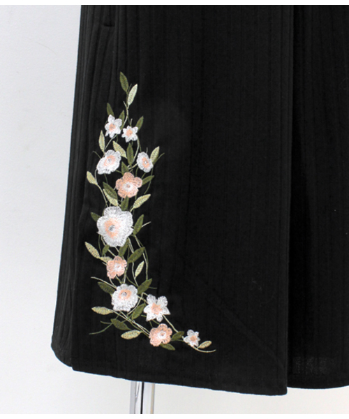 Settimissimo（セッティミッシモ）の「裾フラワーモチーフ刺繍スリット入りワイドパンツ　セットアップ(別売り)（その他パンツ・レディース・ライトグレー/ブラック・MEDIUM）」の19枚目の写真