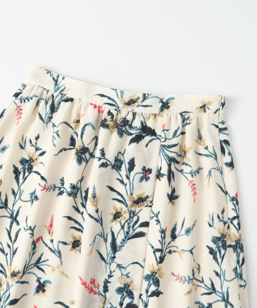 URBAN RESEARCH(アーバンリサーチ)の「リーフフラワープリントスカート(スカート・レディース・ホワイト系その他/ブラック系その他・FREE)」の8枚目の写真